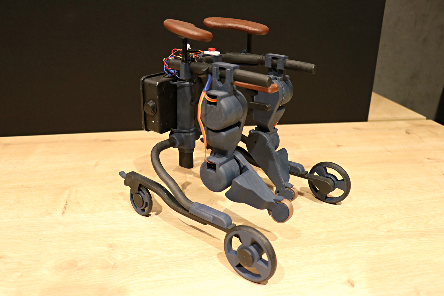 Kas hastas� �ocuklara 'mobil y�r�me robotu'