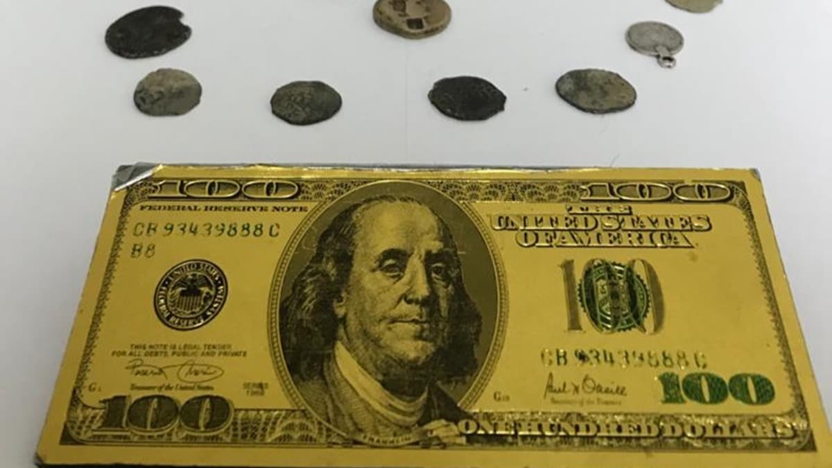 Malatya'da sahte 100 dolar metal banknot kalb ve 17 sikke ele geirildi