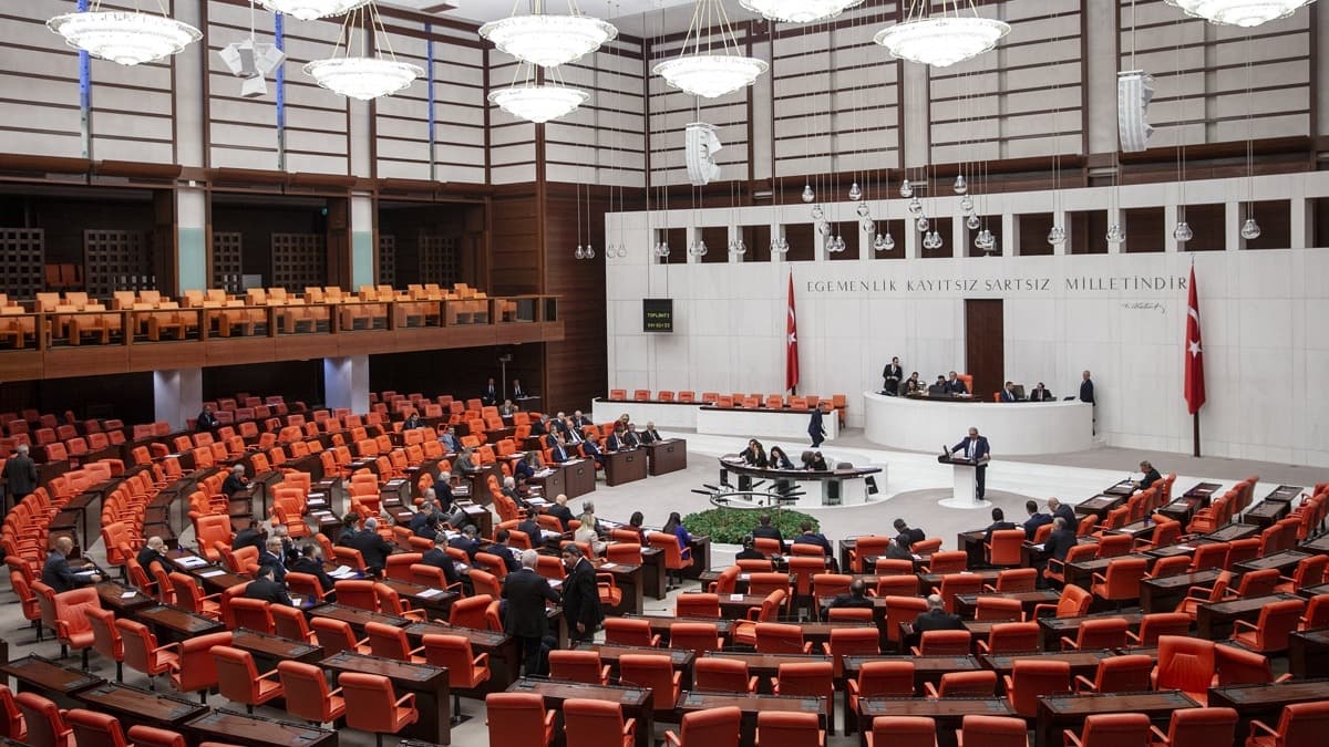 AK Parti: Sal gn kapal oturum yaplmas ve Milli Savunma Bakannn Meclisi bilgilendirmesini teklif edeceiz