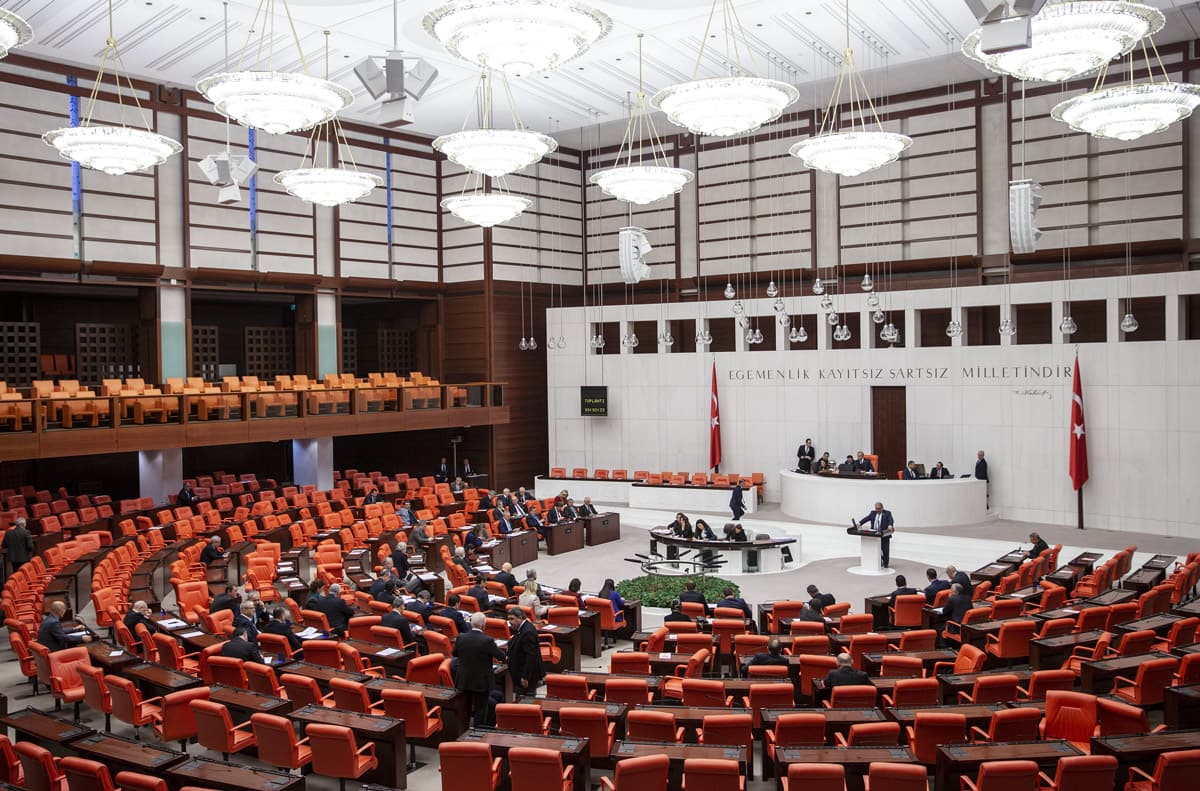 AK Parti'den 'kapal� oturum' teklifi