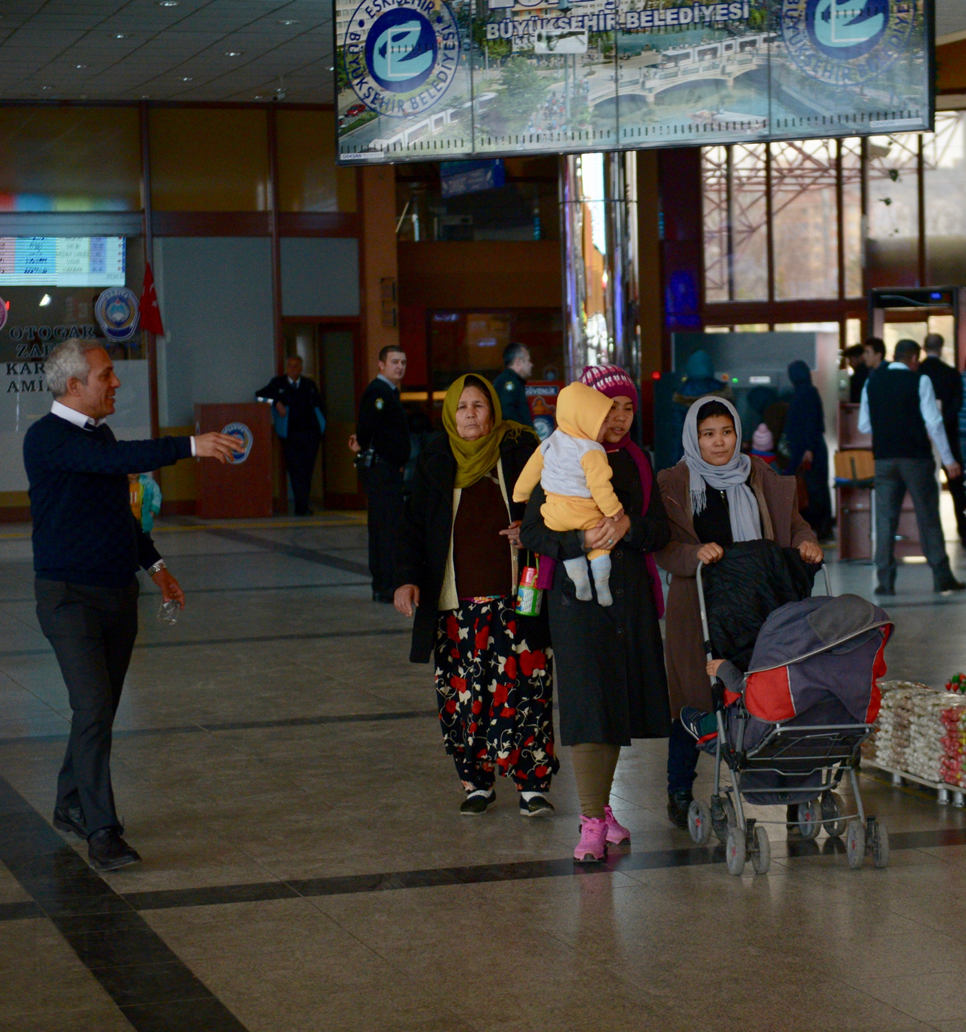 Avrupa'ya gitmek isteyen Eski�ehir'deki d�zensiz g��menler otogara ak�n etti