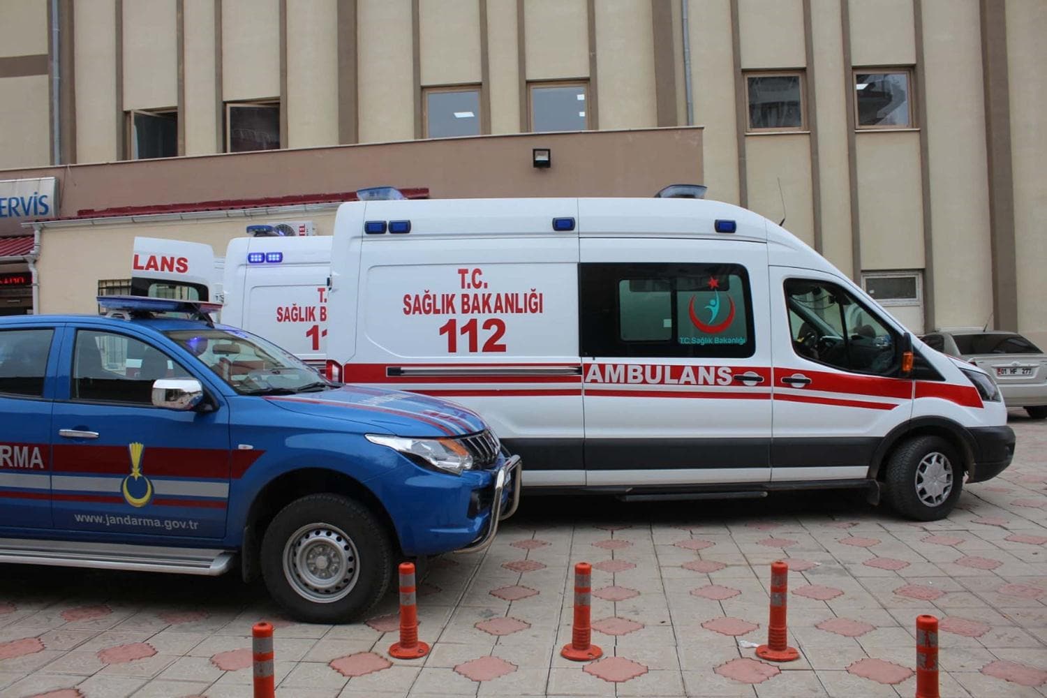 Bah�e duvar� y�k�ld�: 2 karde� yaral�