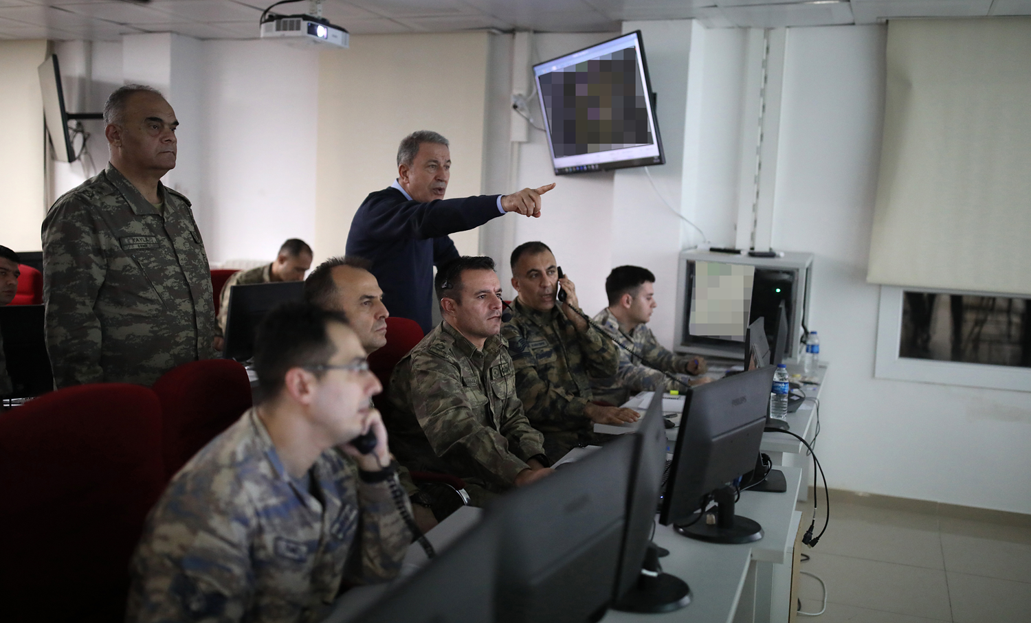 Bakan Akar ve kuvvet komutanlar� harekat i�in s�f�r noktas�nda