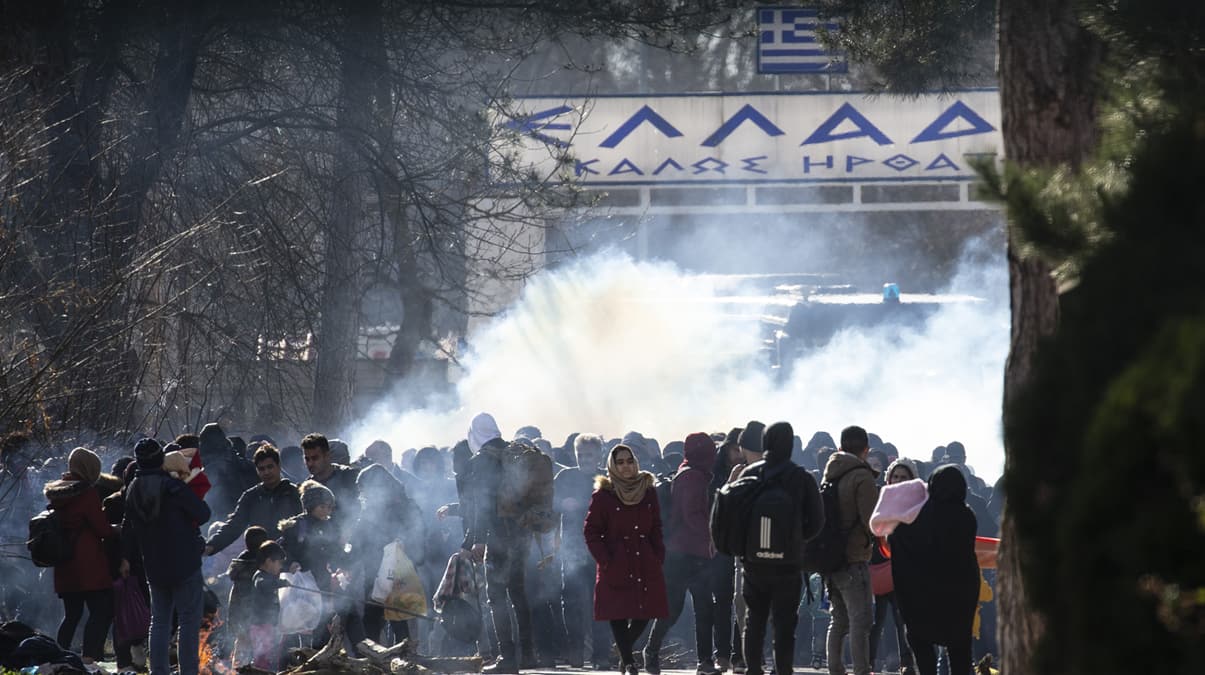 S�n�r hatt�nda m�dahale! Yunanistan m�ltecilere ses bombas� att�