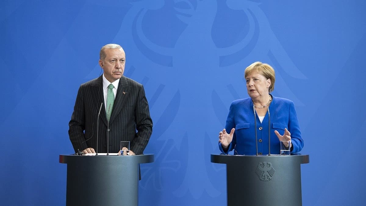 Bakan Erdoan'dan Merkel'e mlteci k: Gnderelim, biz size 100 milyon euro verelim