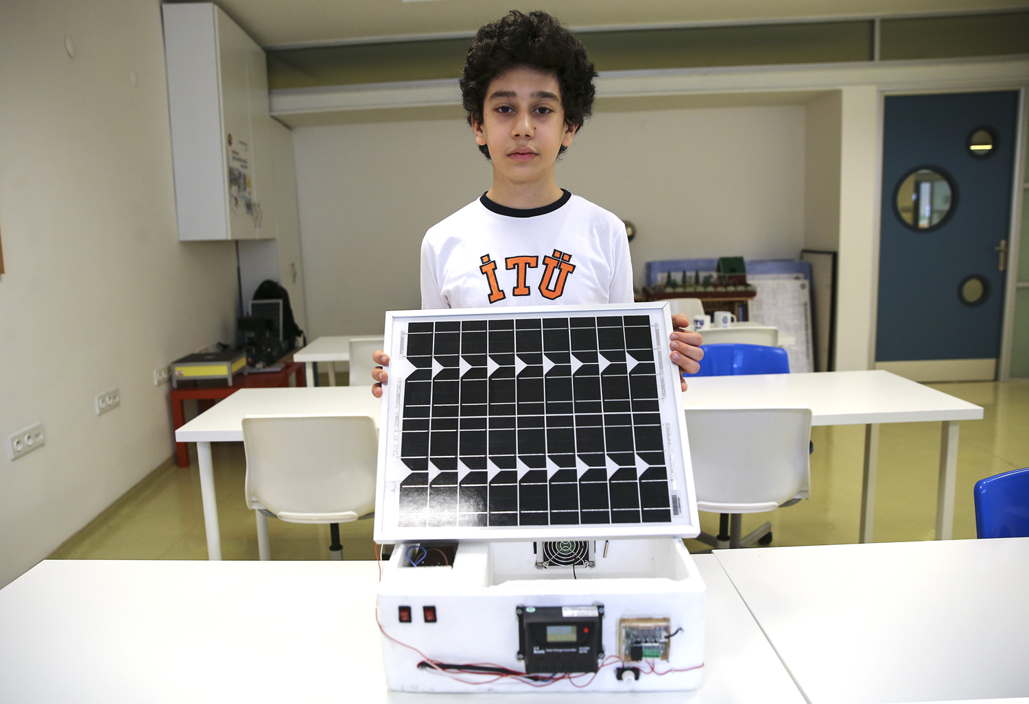 Mert, karde�inin ila�lar� bozulmas�n diye g�ne� enerjisiyle �al��an seyyar buzdolab� yapt�