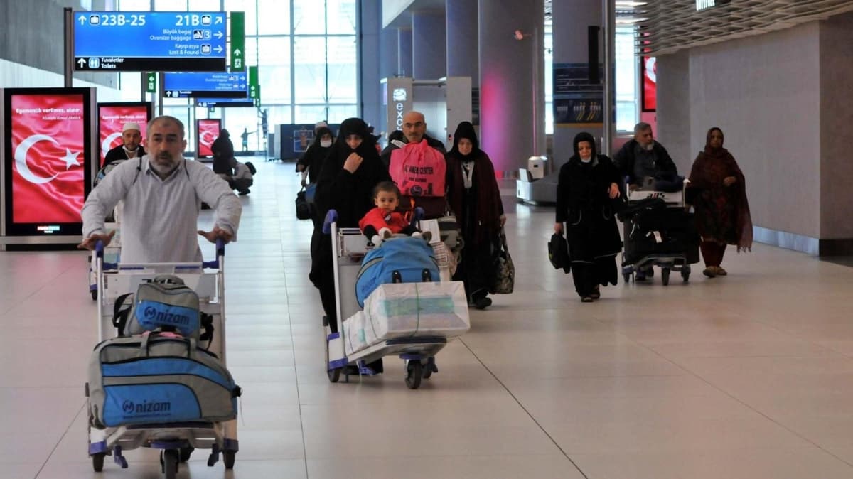 stanbul Havaliman'nda umreden gelen yolcular salk taramasndan geirildi