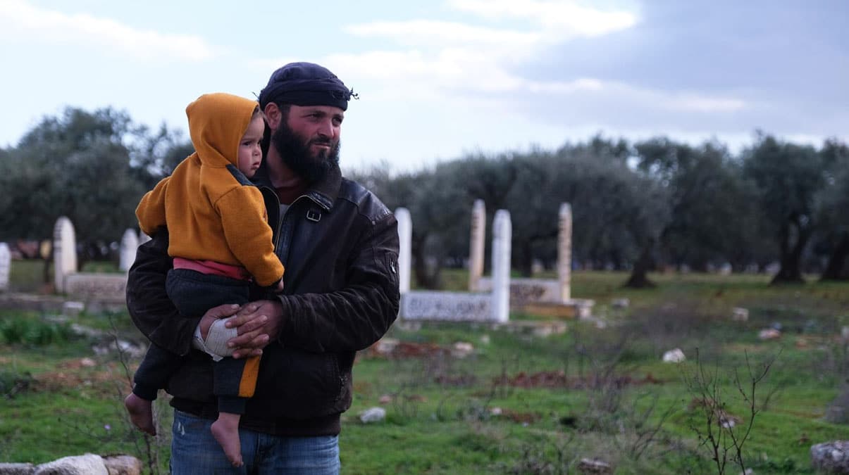 Rejimin sald�r�lar�ndan ka��p, mezarl��a s���nd�lar