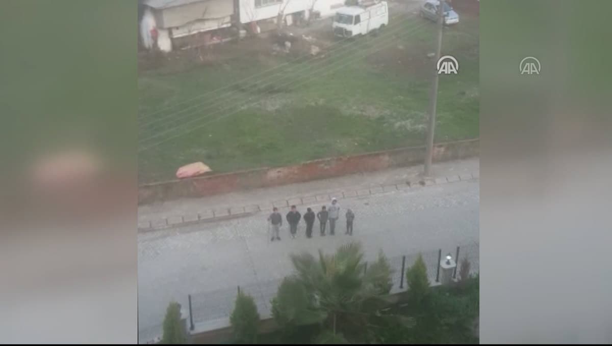 T�rk bayra��n� g�ren �ocuklar�n �stiklal Mar��'n� okumas� sosyal medyada ilgi g�rd�