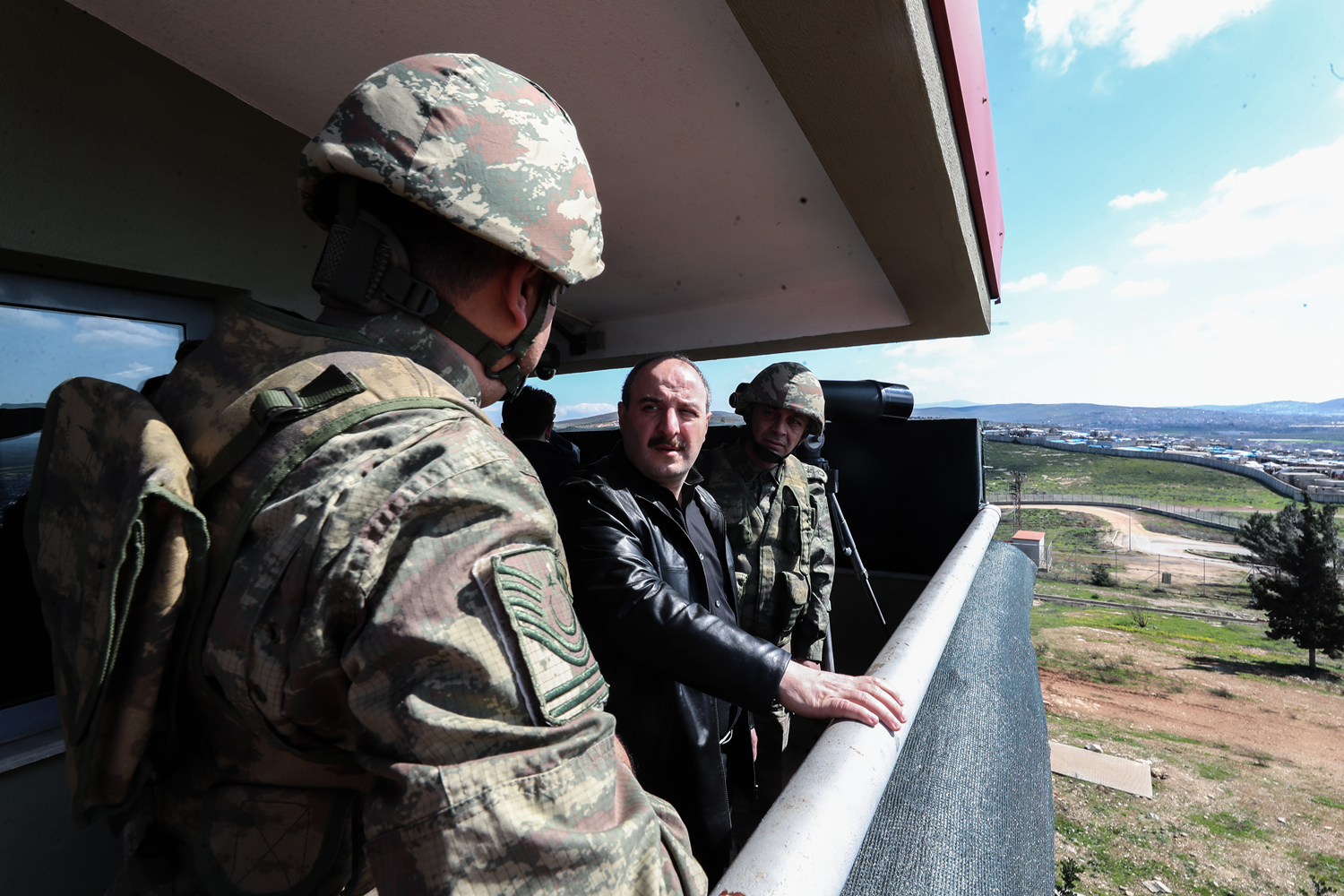 Bakan Varank uzman m�hendisleri 's�cak b�lge'ye ta��d�