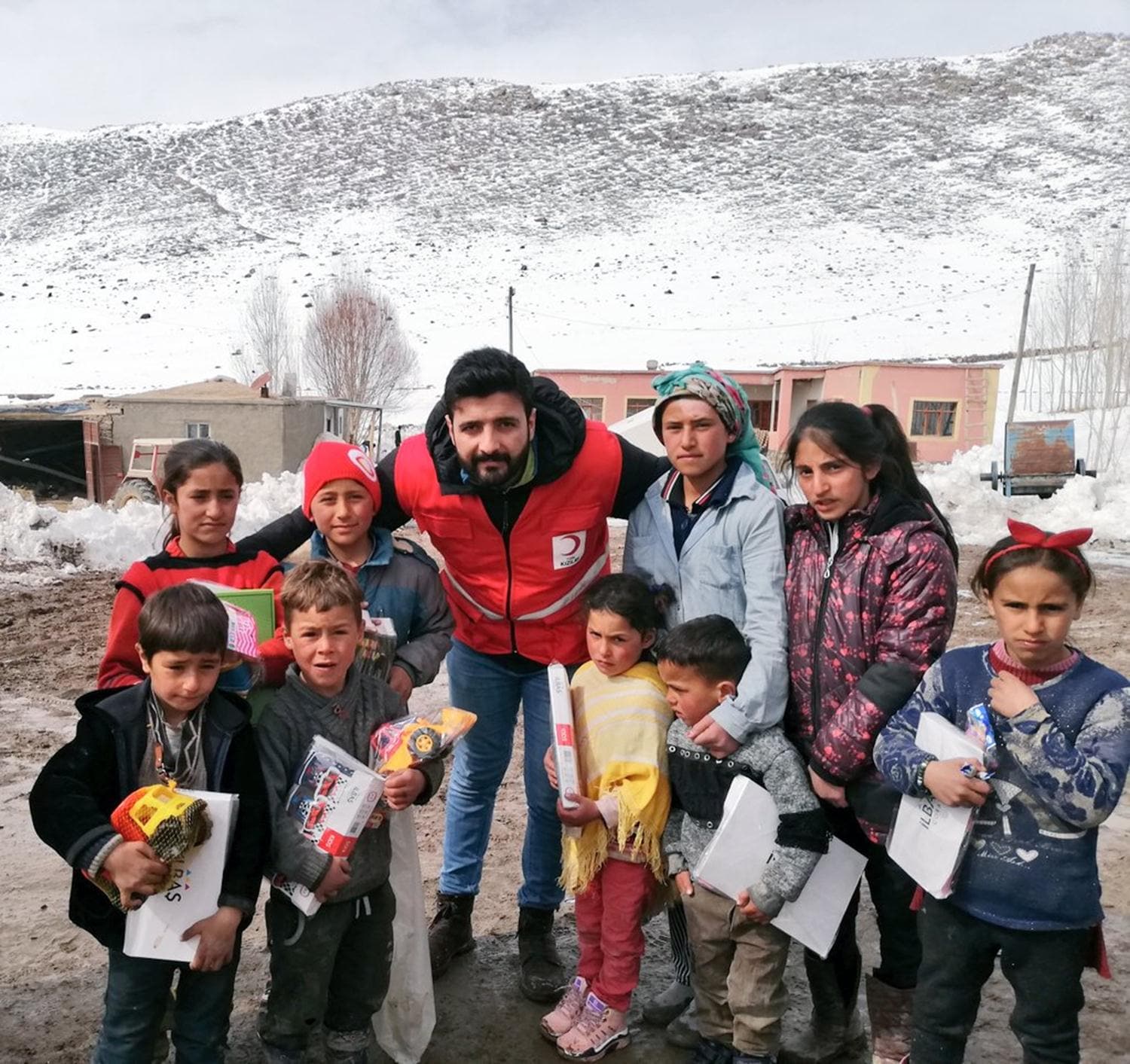 Depremzede �ocuklara oyuncak da��tt�lar