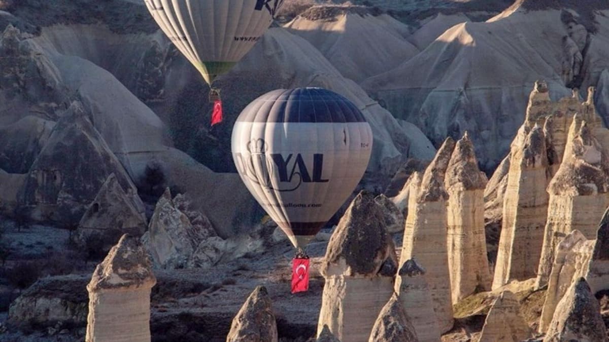 Kapadokya'da balonlar Trk bayraklaryla havaland 