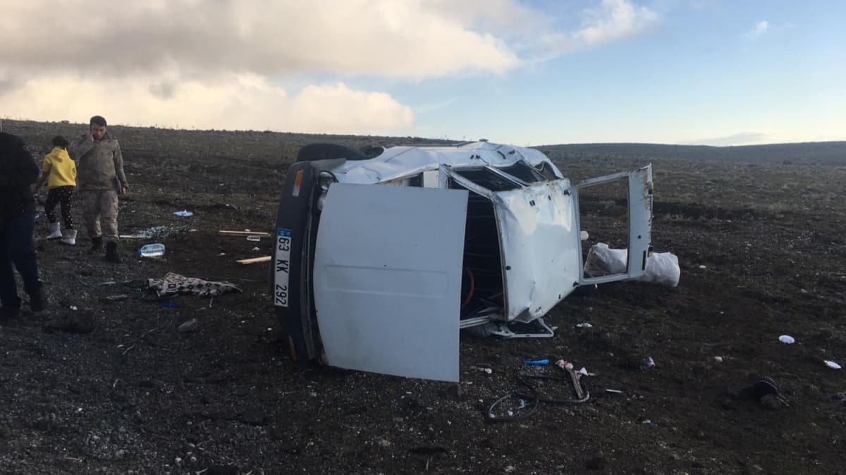 Otomobil arampole devrildi: 6 yaral