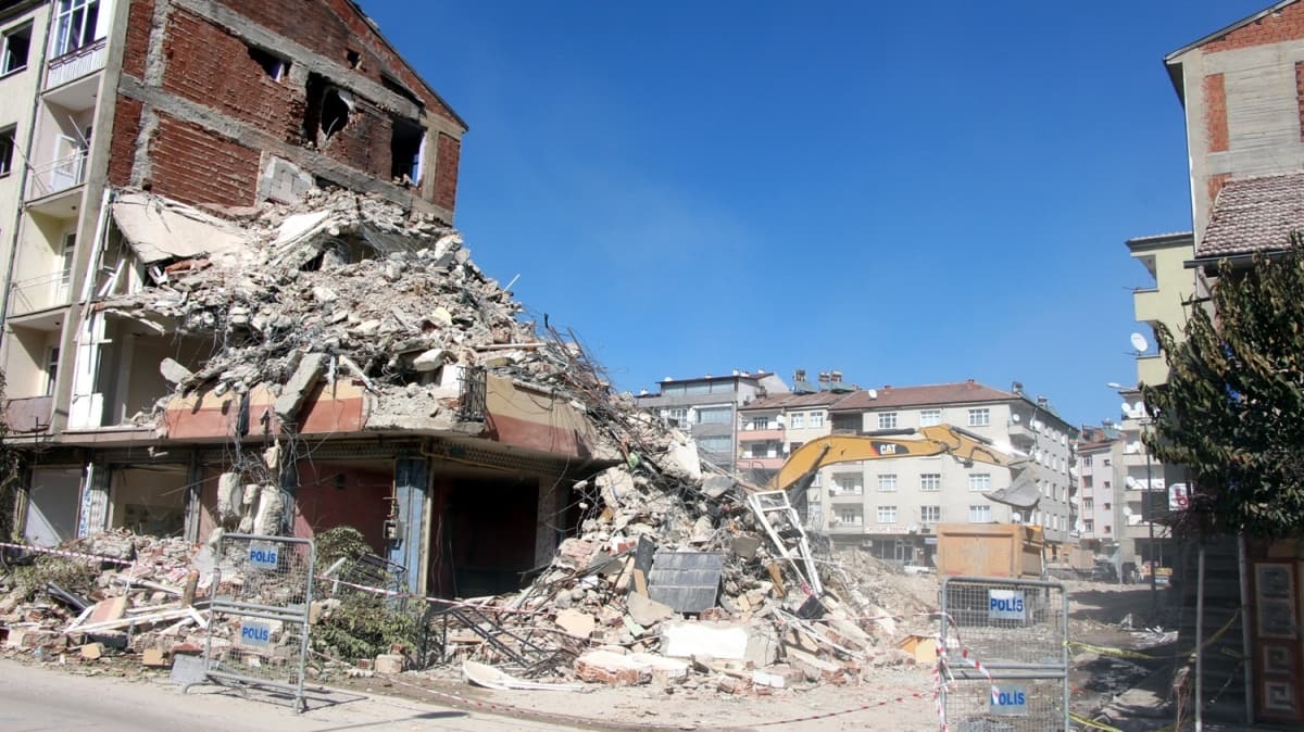 Elaz��'da depremde a��r hasar g�ren bin 159 yap� y�k�ld�