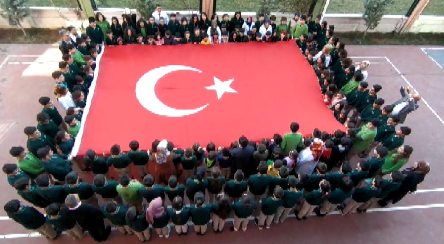�lkokul ��rencileri, �dlib'deki askerler i�in T�rk bayra�� a�t�