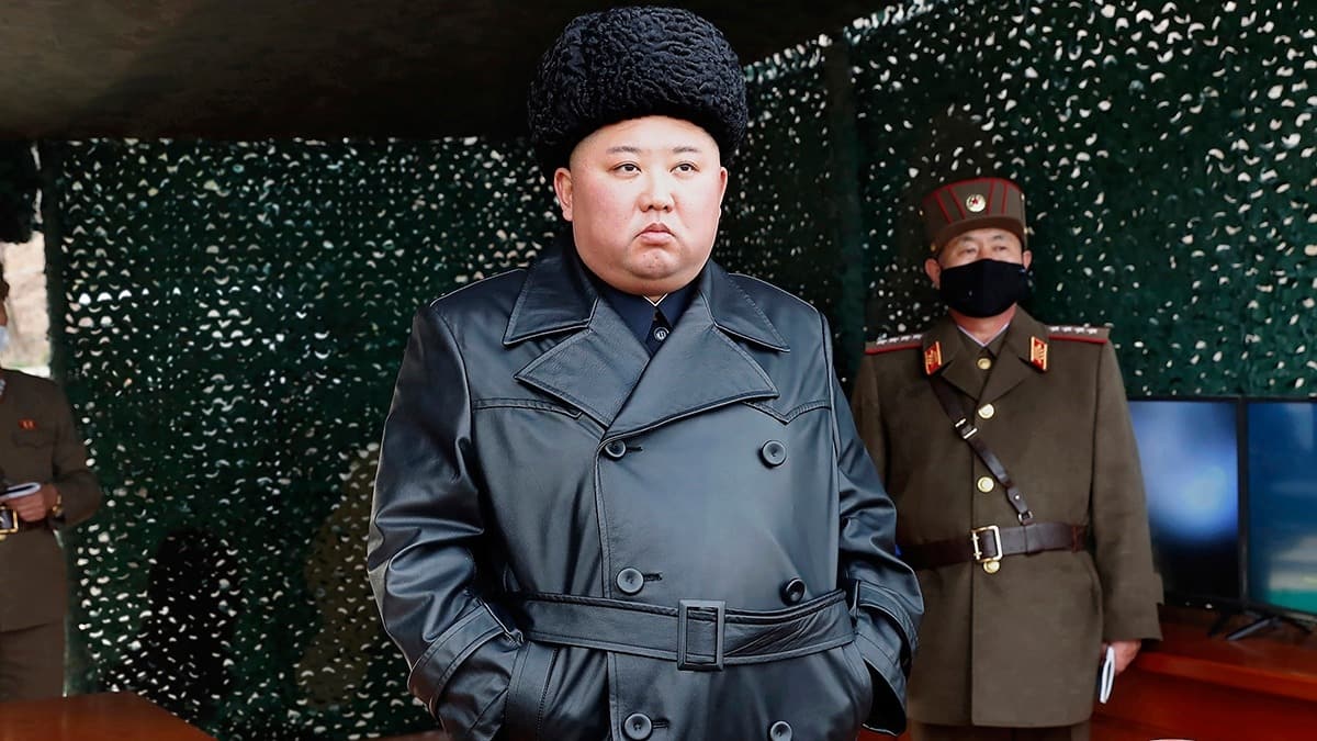 Kim Jong-un, fze atelemesini Kovid-19'a kar maske takan askerlerle maskesiz izledi