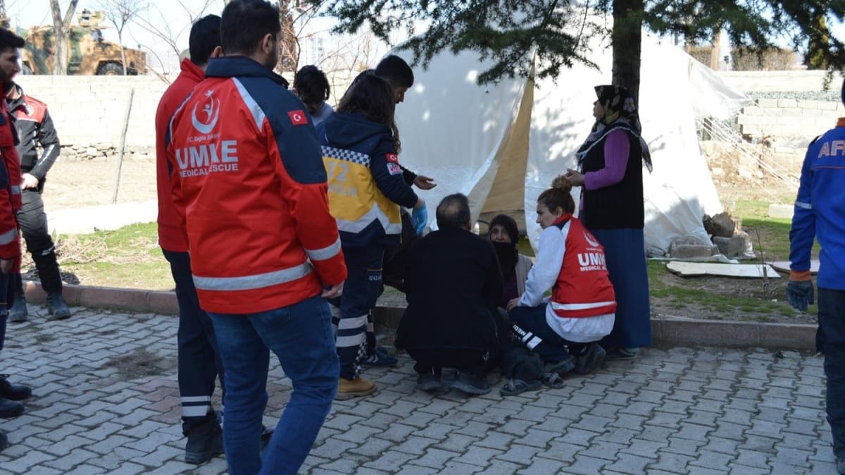 Kahreden kaza! Depremden kurtuldu, anteni skerken kme sonucu ld
