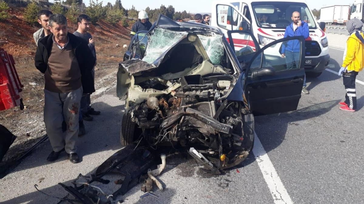 Otomobil, �n�nde giden trakt�re �arpt�: 1 �l�, 1 yaral�