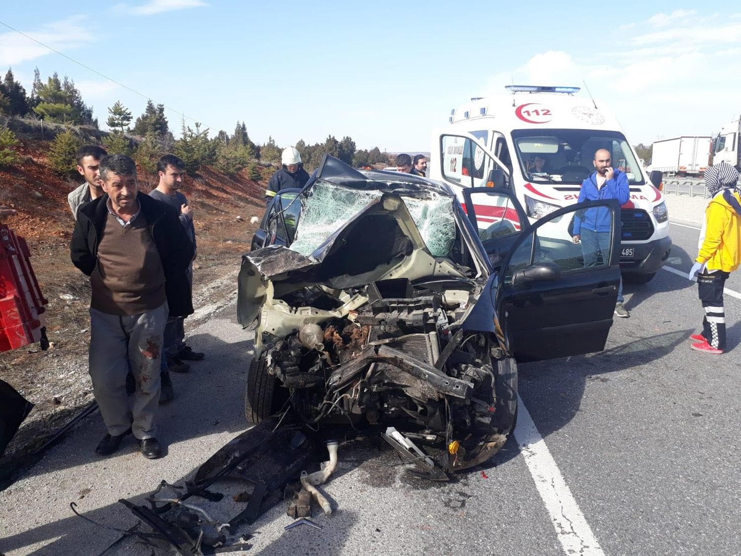 Otomobil, �n�nde giden trakt�re �arpt�: 1 �l�, 1 yaral�