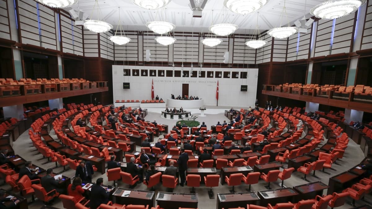 TBMM Bakan entop: ''Seviyesizce hakaretler, ifade zgrl deildir''