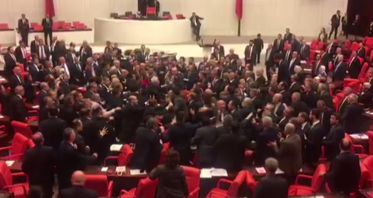 CHP'li �zko�'un k�stah s�zleri Meclis'i kar��t�rd�, yumruklar konu�tu