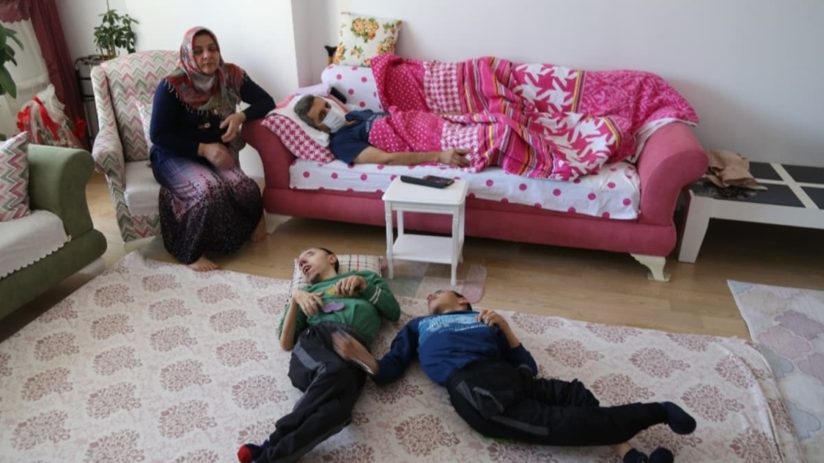 Engelli oullarna ve kanser hastas eine bebek gibi bakyor 