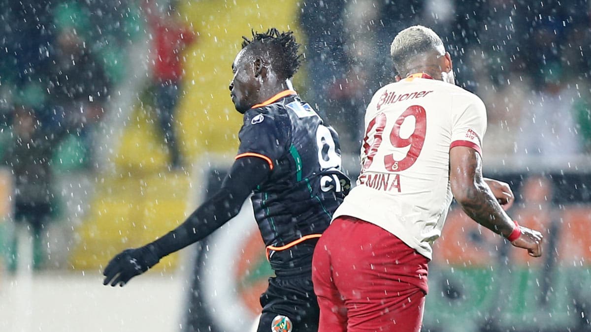 Lemina Be�ikta� derbisinde sahada