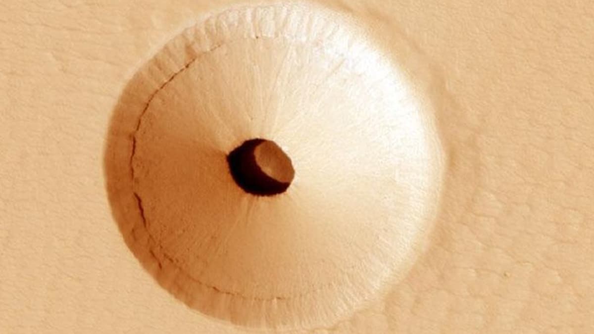 Mars yzeyinde devasa bir delik bulundu