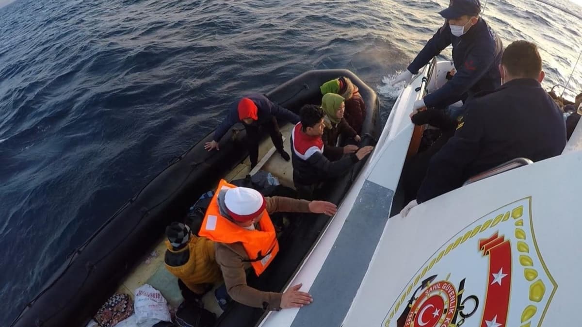 Yunan kara sularnda geri itilen dzensiz gmenleri Trk sahil gvenlii kurtard