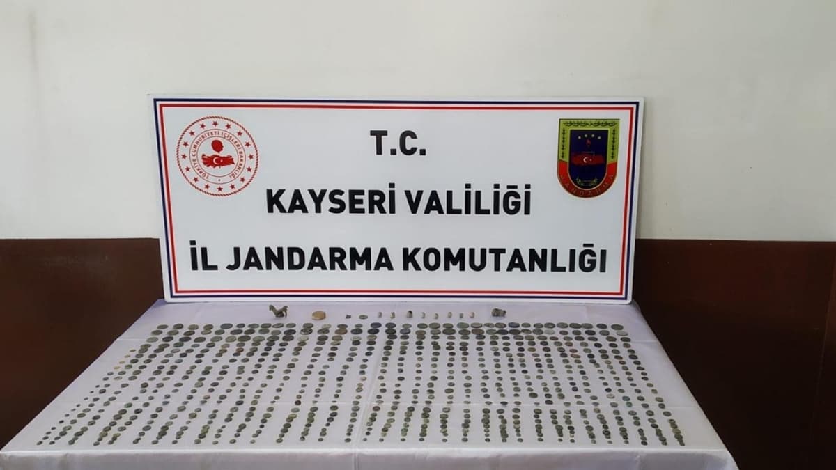 711 sikke ele geçirildi; 2 gözaltı