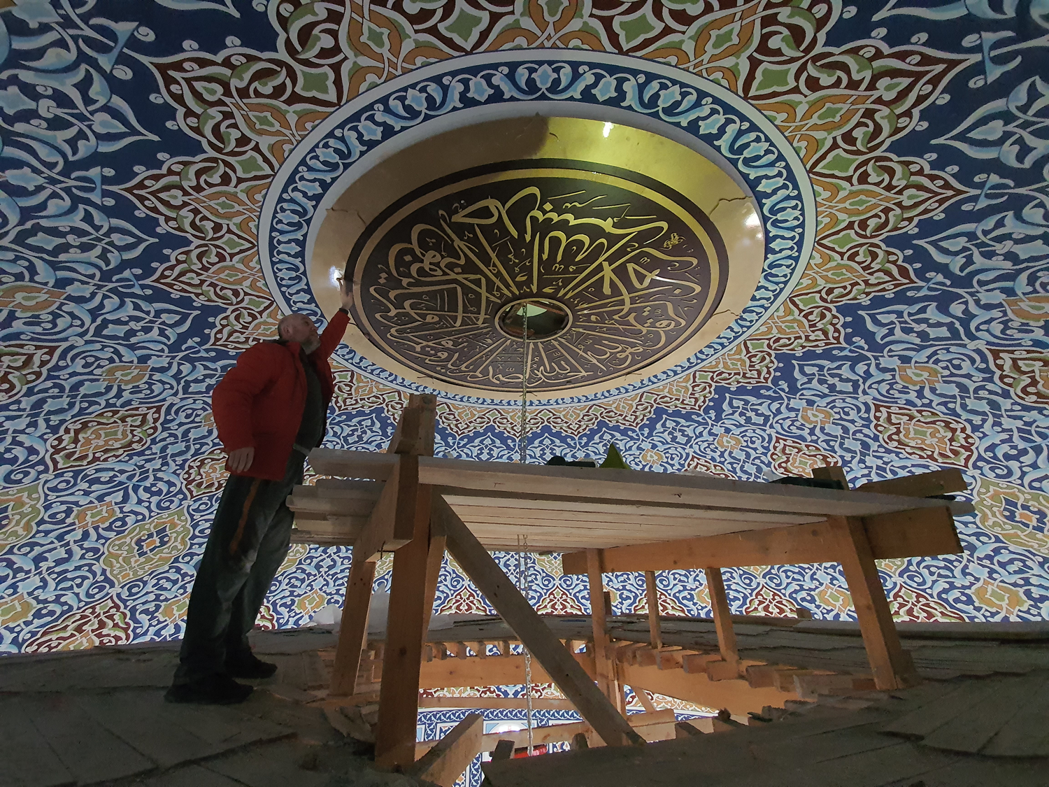 Camilerin kubbe ve duvarlar� ��rencilerin eliyle i�leniyor