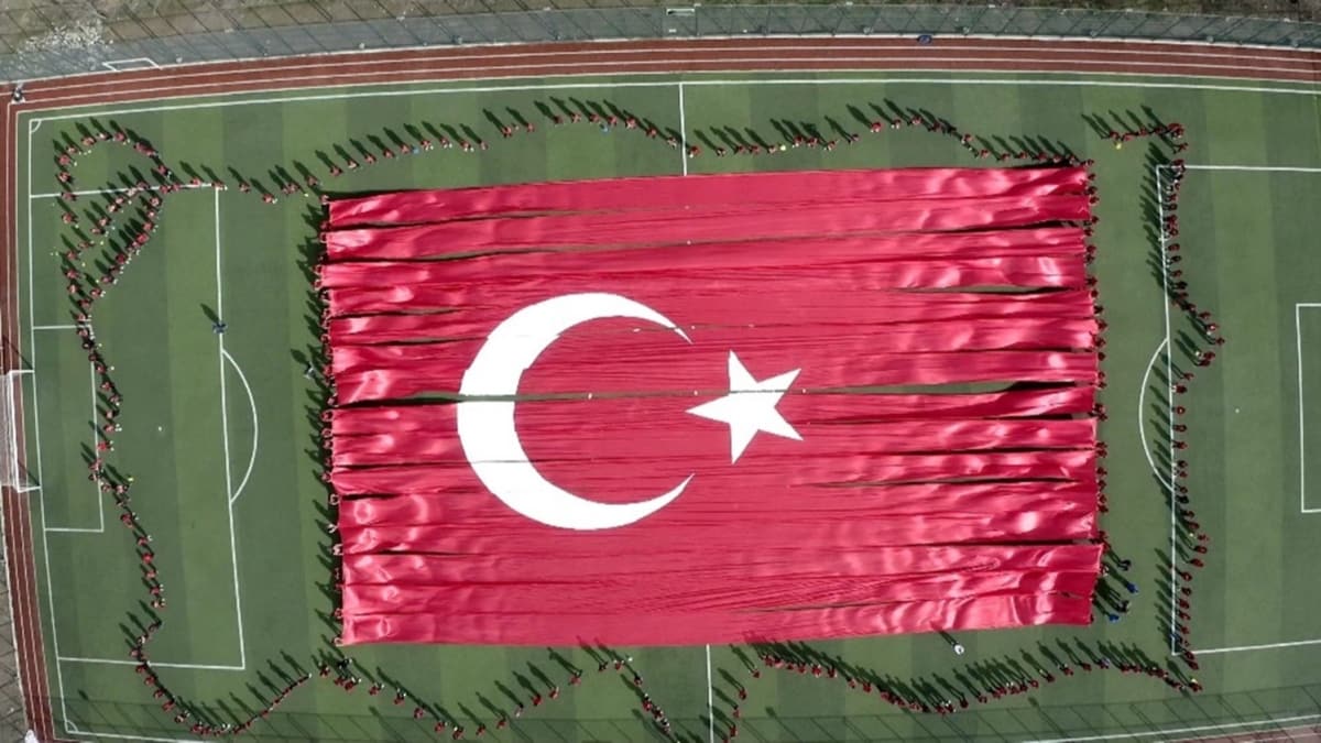 Dev Trk bayra ve Trkiye haritasyla askere selam 
