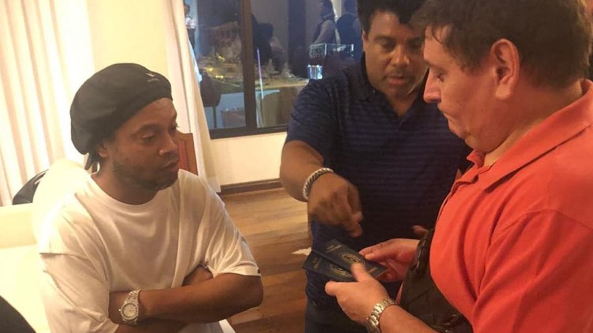Efsana futbolcu Ronaldinho Paraguay'a girer girmez g�zalt�na al�nd�