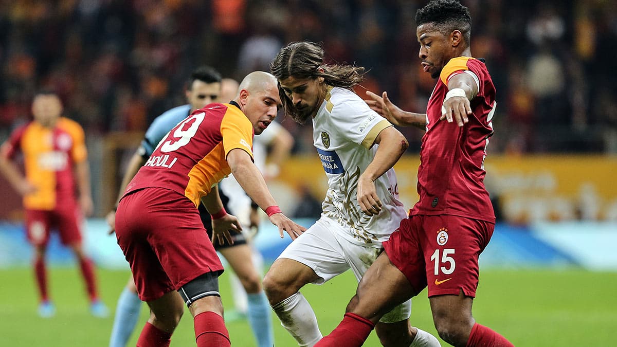 Galatasaray'da Be�ikta� ma�� �ncesi alarm! Feghouli, Donk ve Adem B�y�k kart s�n�r�nda