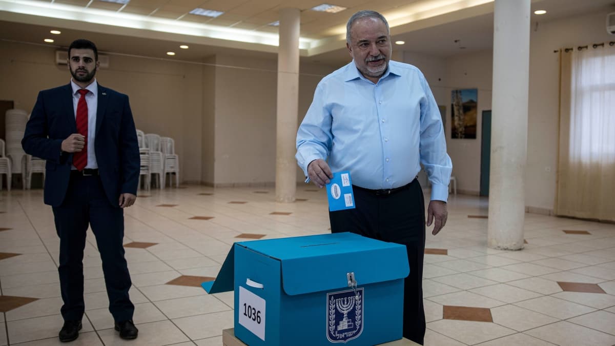 Liberman'n partisinden Netanyahu'yu babakanlktan edecek yasa tasarsna destek aklamas