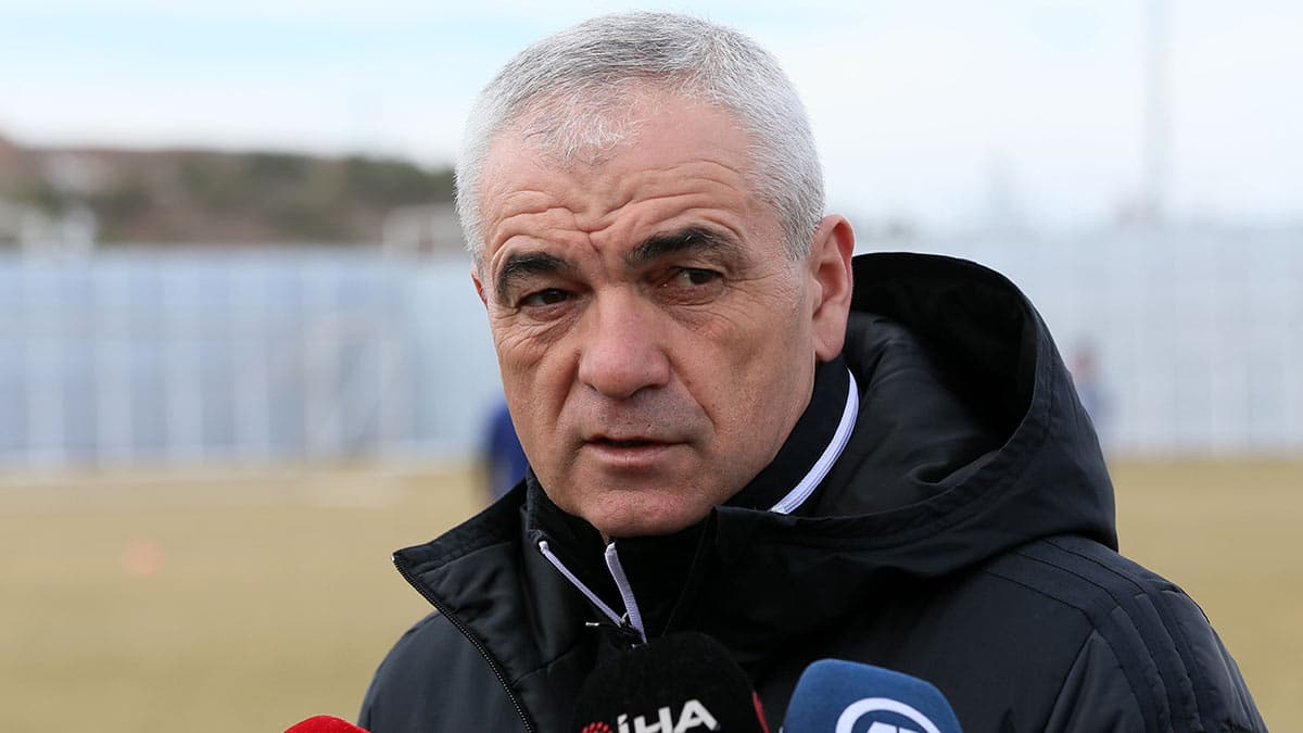 R�za �al�mbay'dan ��kan haberlere tepki! 'Futbolcu arkada�lar�m�za zarar veriyor'
