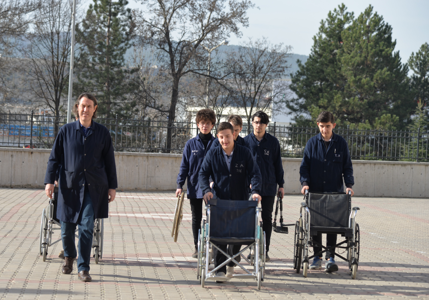 Liseliler tekerlekli sandalye tamiriyle engellilerin gnln kazanyor