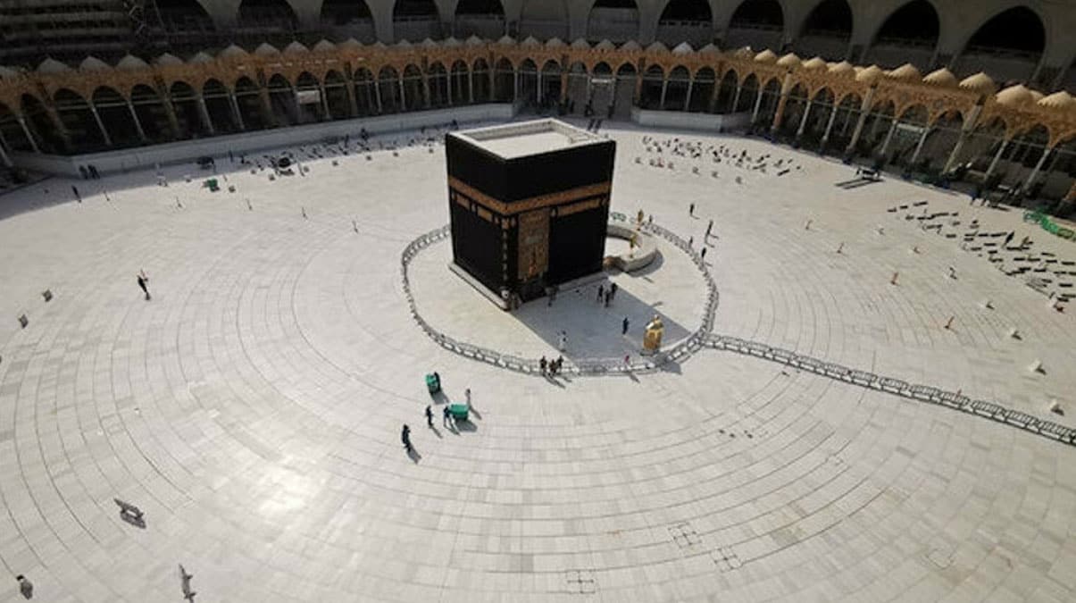 Vir�s endi�esiyle kapat�lan Kabe, yeniden ziyarete a��ld�
