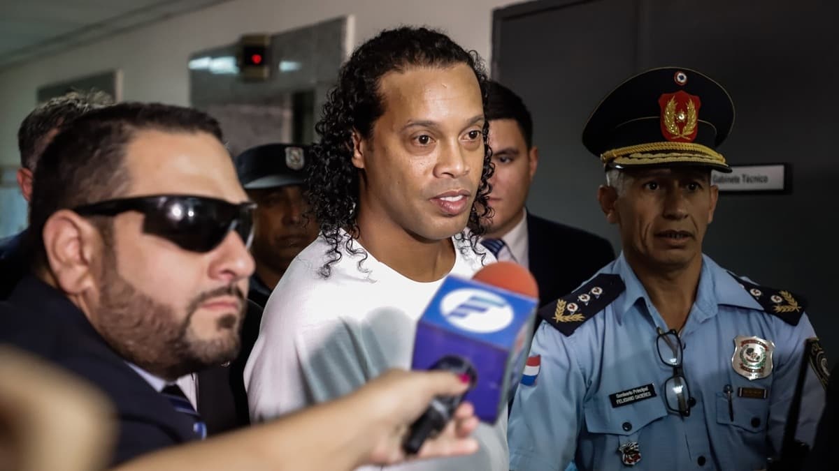 Eski yldz futbolcu Ronaldinho Paraguay'da tutukland 