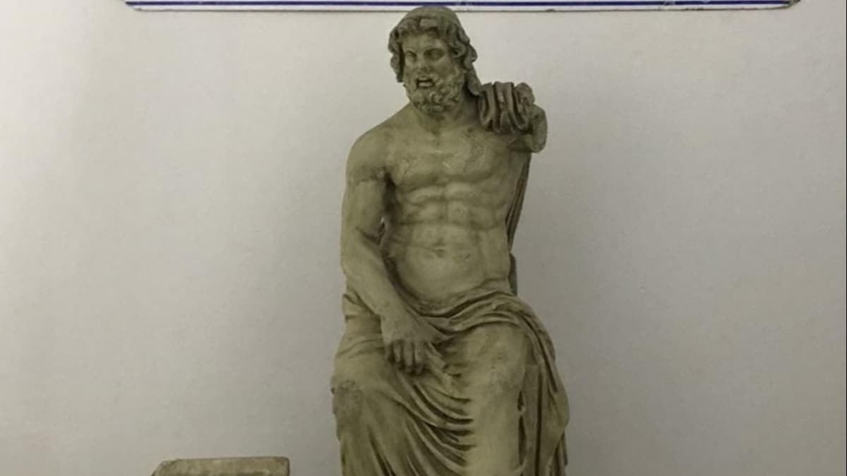 Helenistik dneme ait Zeus Heykeli'ni sata kardlar 