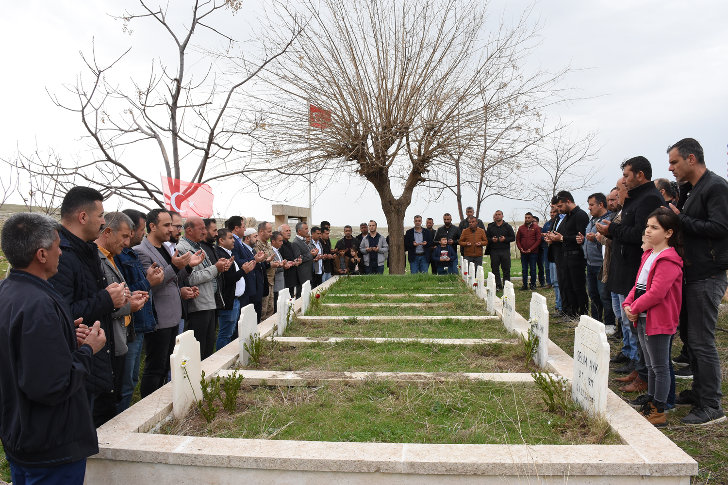 Nusaybin'de 33 y�l �nce ter�r �rg�t�nce katledilenler mezarlar� ba��nda an�ld�
