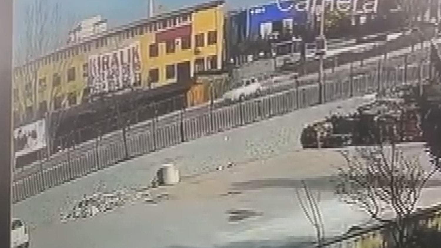 �ok eden kaza! Duvarda as�l� kald�