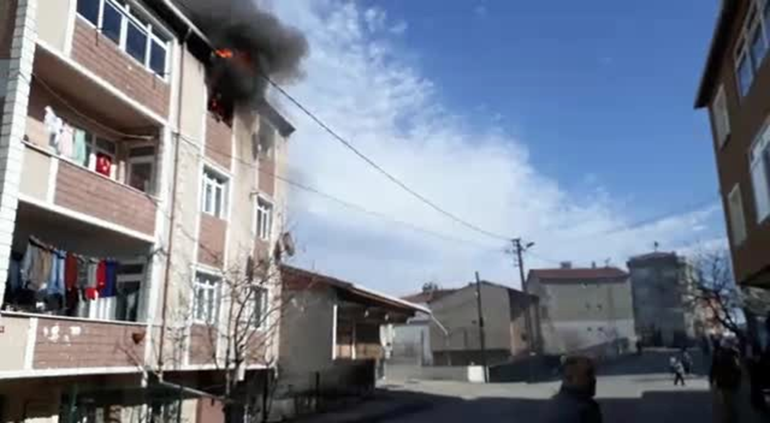 Apartman dairesinin alev alev yand��� anlar kamerada