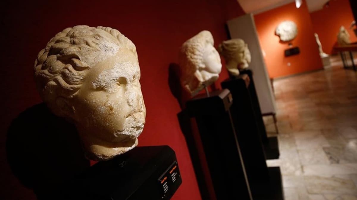 Antalya Mzesi'nde 48 yldr sergilenen portre heykelin Sappho olduu belirlendi