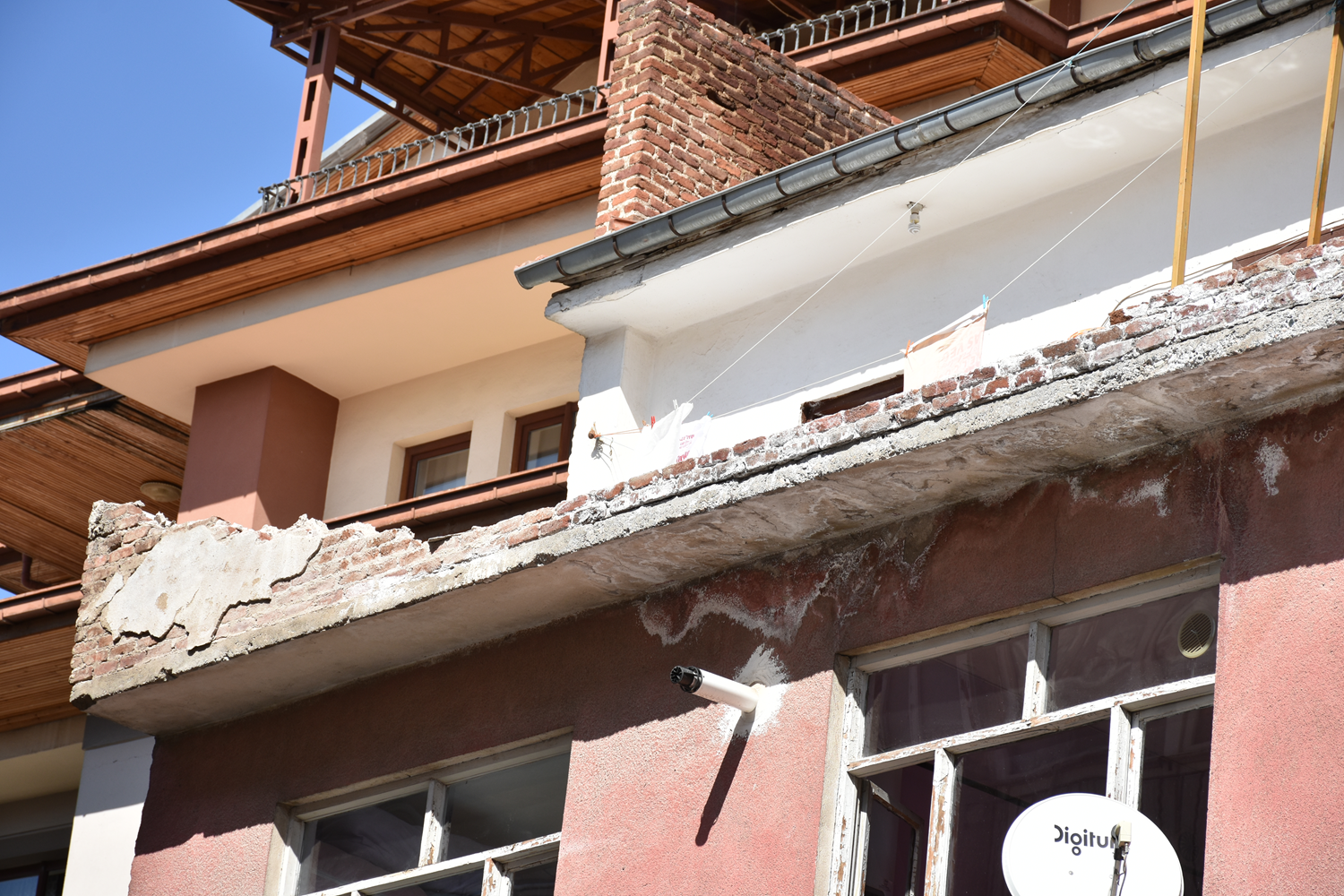 Malatya'da yasland��� duvar y�k�lan kad�n d��erek hayat�n� kaybetti