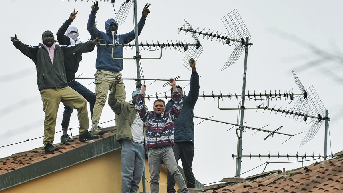 Koronavir�s �lkeyi kar��t�rd�... Y�zlerce �l� var!