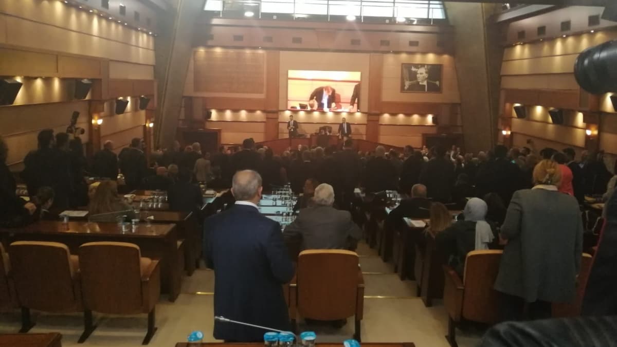 BB Meclisinde ''Engin zko'' gerginlii... P ve CHP'liler AK Partili yelerin zerine yrd