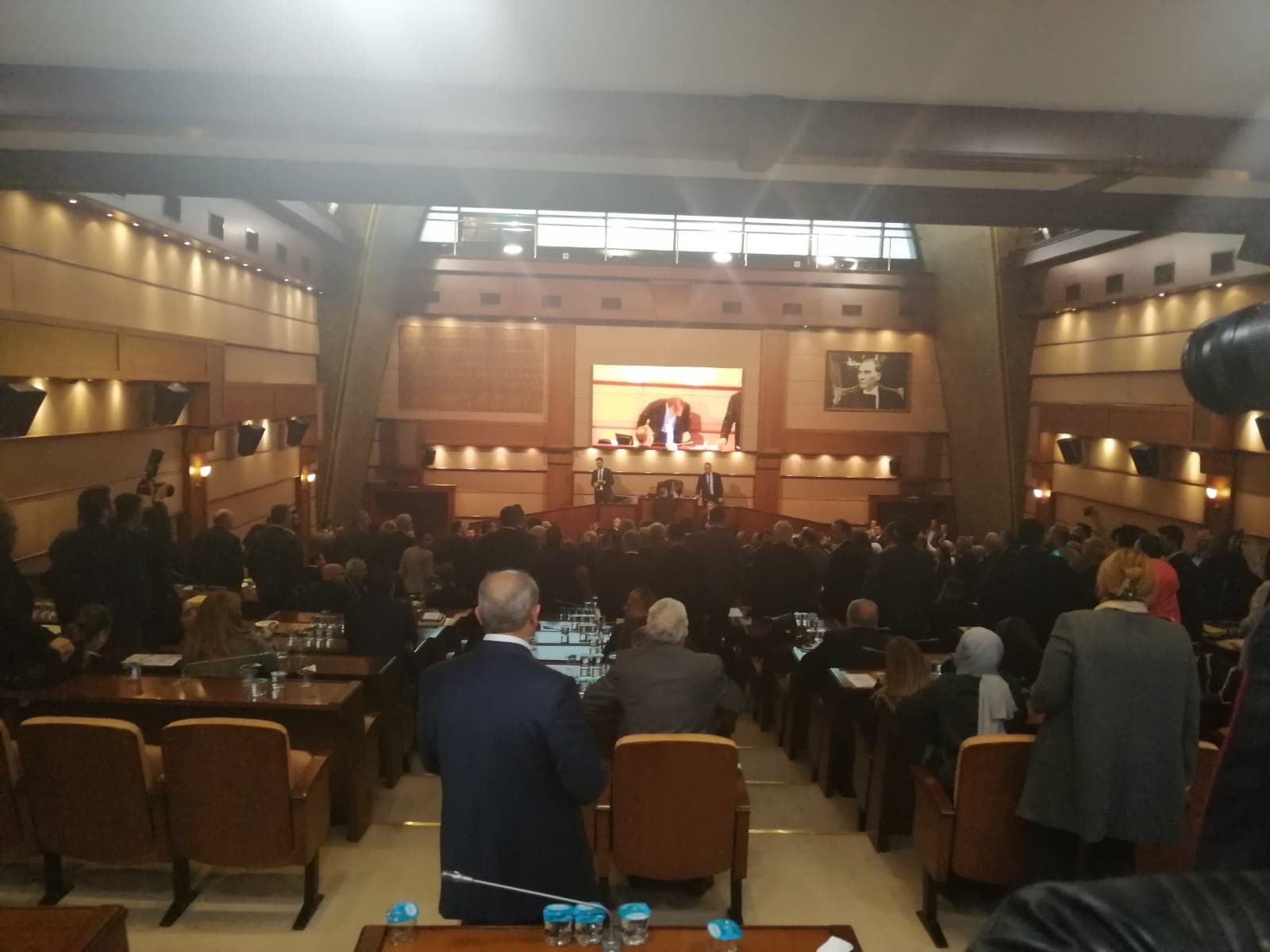 �BB Meclisinde 'Engin �zko�' gerginli�i... �P ve CHP'liler AK Partili �yelerin �zerine y�r�d�