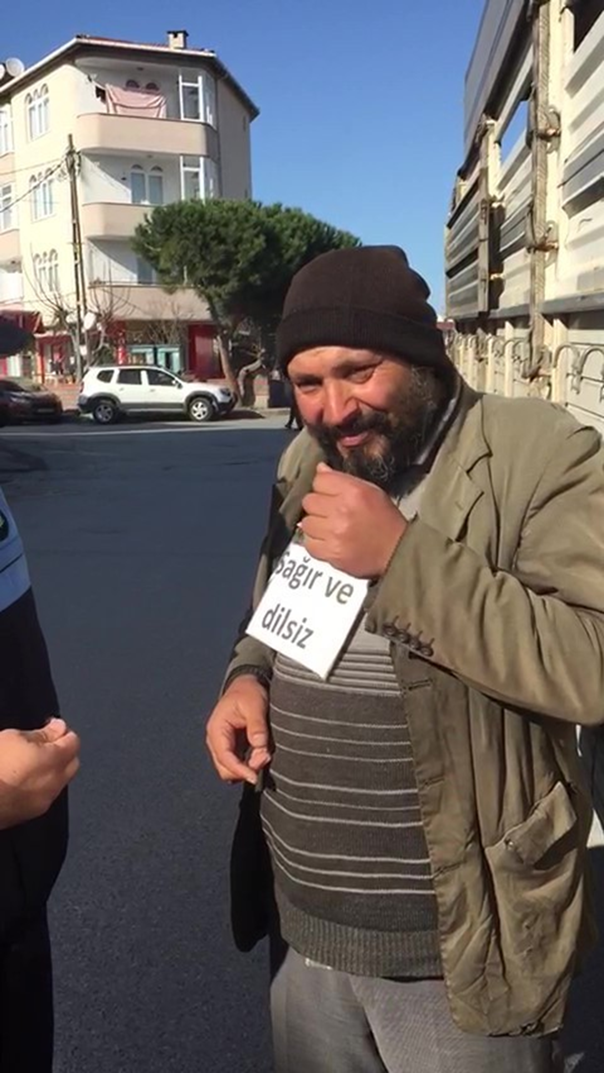 Sa��r ve dilsiz dilencinin dili zab�tay� g�r�nce ��z�ld�