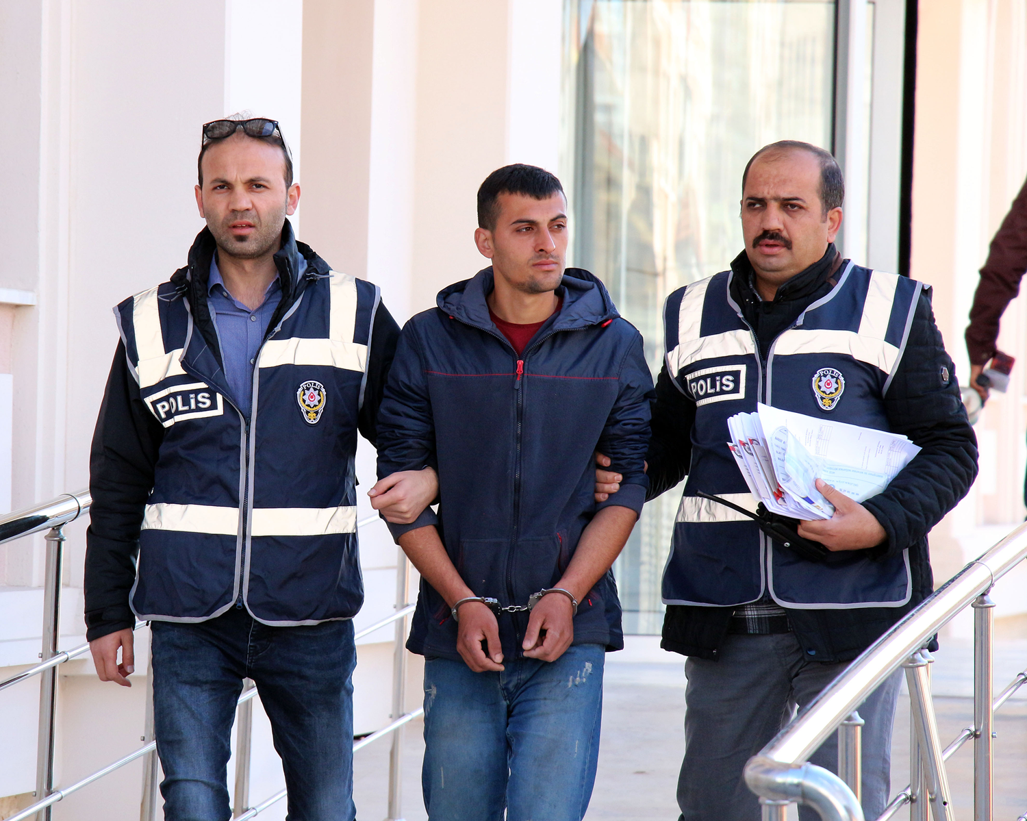 Camilerden �ald��� musluklar� hurdac�ya satm��